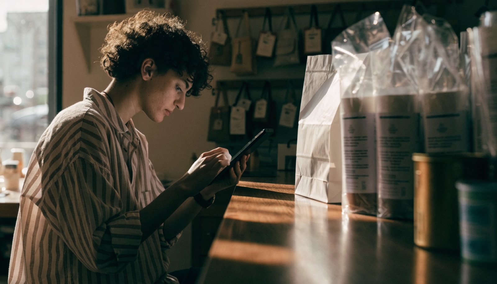 Foto ilustrativa da matéria Como usar dados e CRM para vender mais em uma unidade franqueada, do caderno Operação
