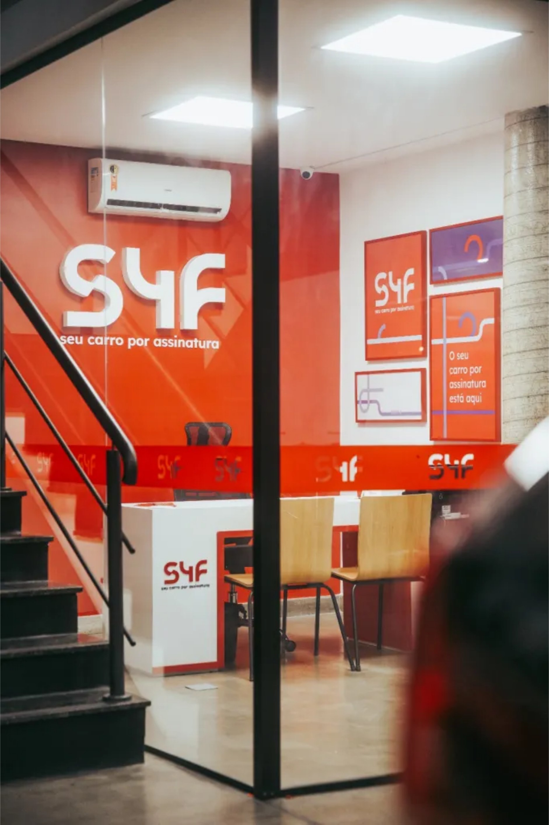 Loja da S4F com identidade visual aplicada nas paredes e materiais de ponto de venda