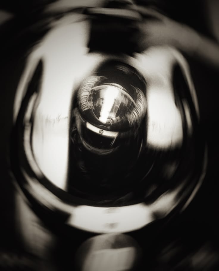 Reflexo abstrato e borrado em superfície cromada de máquina em movimento